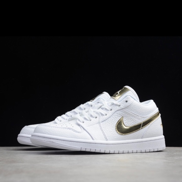 Jordan 1 Low White/Metallic Gold WMNS 10/Mens 8.5 - Picture 4 of 5